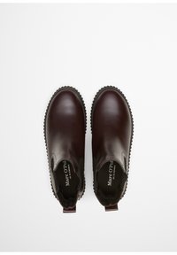 Bottines en cuir bordeaux avec une finition lisse, des panneaux latéraux élastiques et une semelle en caoutchouc texturée avec un bord festonné.