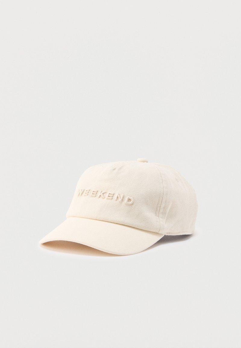 Casquette de baseball en coton beige avec une visière courbée et le mot "WEEKEND" brodé en fil assorti sur le panneau avant.