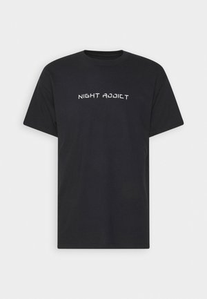 Fekete pamut póló rövid ujjakkal és kerek nyakkivágással; az elülső részén fehér "NIGHT ADDICT" felirat található.