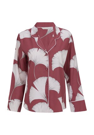 Haut de pyjama à manches longues boutonné en rouge atténué avec un grand motif de feuilles de ginkgo blanches et un liseré blanc le long du col et des poignets.