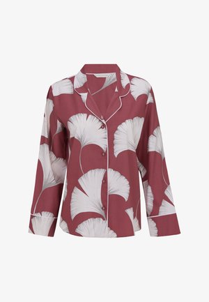 Camicia da pigiama a maniche lunghe con bottoni in un rosso tenue, con grandi foglie di ginkgo bianche e piping bianco lungo il colletto e i polsini.