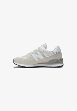 Zapatillas de ante gris claro con un forro de malla blanca, que cuentan con un destacado logo blanco de "N", una suela acolchada y una suela de goma negra.
