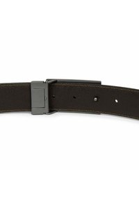 Ceinture en cuir marron avec une boucle en métal élégante, présente des coutures contrastées et des trous régulièrement espacés pour le réglage.