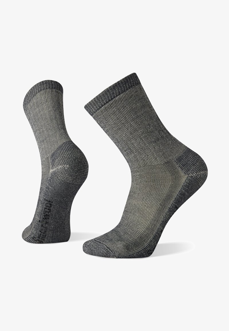 Calcetines gris oscuro hasta la rodilla con textura acanalada, talones y punteras reforzados, y un puño ligeramente más oscuro como acento.