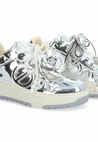 Sneaker argentati in metallo con accenti in tessuto, caratterizzati da un'inserto floreale, perle simili a perle e una suola testurizzata. Design con lacci.