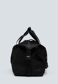 Borsa da viaggio nera realizzata in un materiale liscio e impermeabile; presenta manici robusti, chiusura con zip e un dettaglio di marchio sulla tracolla.