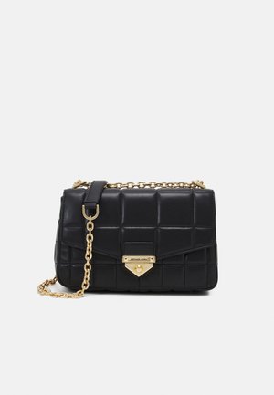 Sac à main en cuir noir avec un design matelassé, bandoulière en chaîne dorée et une fermeture à quincaillerie dorée. Il présente une forme rectangulaire et une finition structurée.