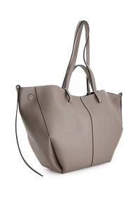 Duża torebka tote w kolorze taupe, wykonana ze skóry, z podwójnymi uchwytami, minimalnym przeszyciem i fakturą przypominającą kamyki, przedstawiona na białym tle.