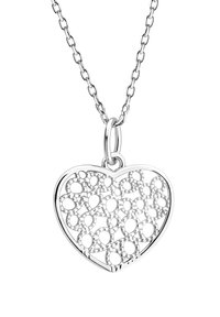 Sølv hjerteformet vedhæng med indviklede, lantdørslignende udskæringer, hængende fra en kædetråd. Har en poleret overflade og afrundede kanter.