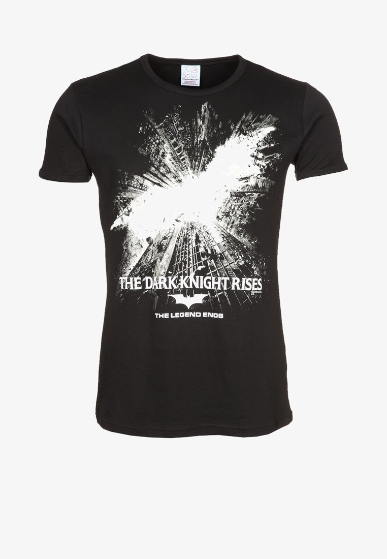 Schwarzes T-Shirt mit einem weißen Fledermaus-Symbol, das durch eine Stadtansicht bricht, mit dem Text "The Dark Knight Rises" und "The Legend Ends" darunter.