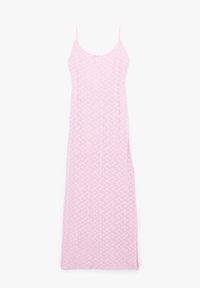 Robe sans manches rose en tissu doux avec un motif floral. Présente une coupe droite et une fente sur le côté pour un confort de mouvement.