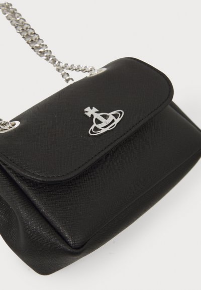 Borsa nera opaca con hardware argentato, dotata di una tracolla a catena e chiusura a scatto. Accentatura con logo sul fronte. Forma rettangolare compatta.