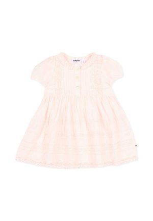 Lichtroze babyjurk met pofmouwen, drie knopen aan de voorkant, kanten details en een geplooide rok.