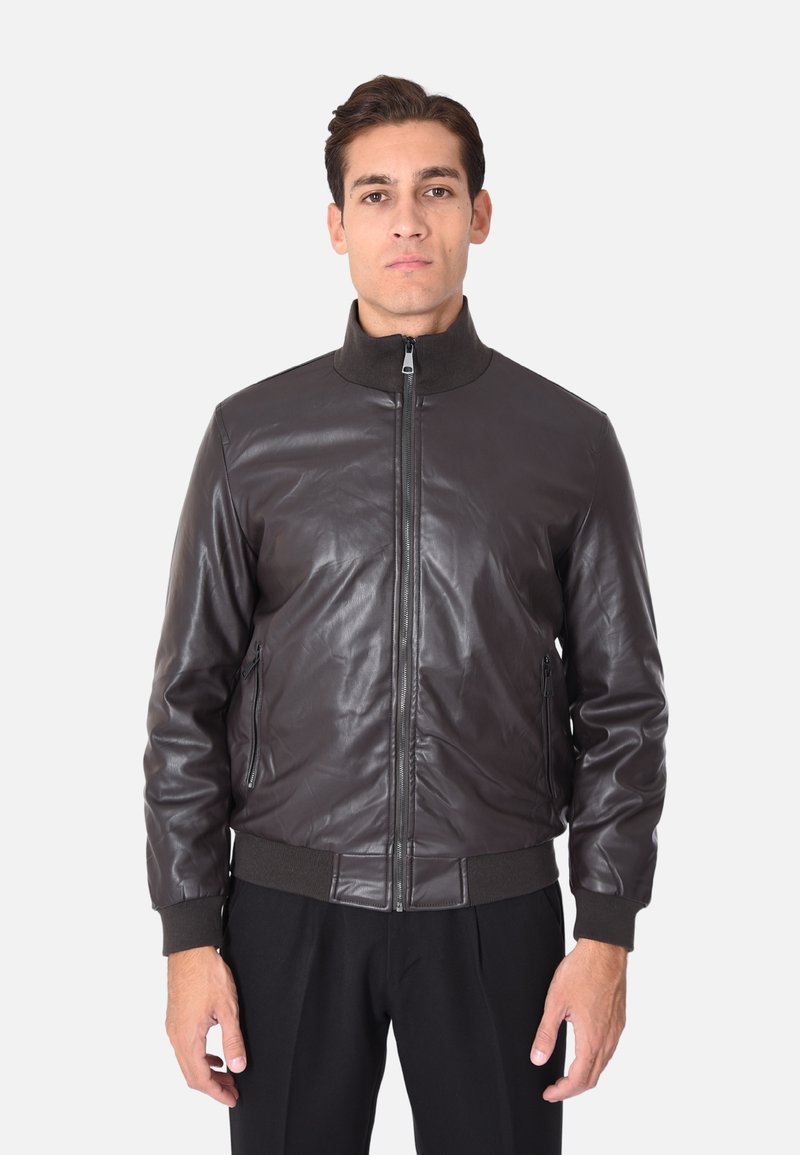 Giacca bomber in pelle marrone scuro con colletto alto, chiusura a zip, tasche laterali, polsini e vita a costine; trama liscia.