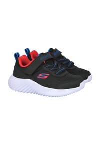 Zapatillas negras con detalles rojos, cordones azules y una suela blanca texturizada. Presenta una correa de Velcro y el logo de Skechers en el lateral.