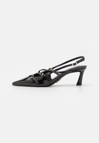 Decolletè slingback in pelle verniciata nera con punta affusolata, caratterizzate da cinturini intrecciati e dettagli in metallo dorato. Altezza del tacco di 7,5 cm.