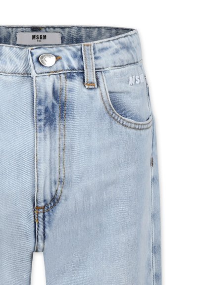 Jeans in denim azzurro chiaro con un aspetto sbiadito, con chiusura a bottone, tasche anteriori e cuciture con logo "MSGM" sulla vita.