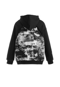 Sudadera con capucha negra que presenta un patrón abstracto en blanco y negro en la parte posterior. Fabricada con un tejido suave, cuenta con un bolsillo frontal y detalles de logo.