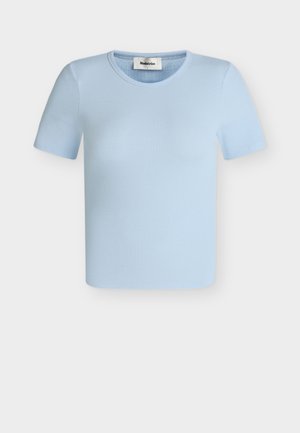 Camiseta de manga corta acanalada de color azul claro con cuello redondo y una pequeña etiqueta de la marca en el interior del cuello.