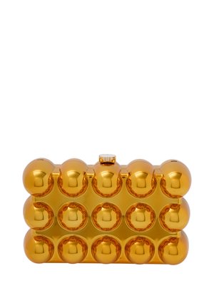 Gul clutch bag med en struktureret rektangulær form, der har et mønster af sfæriske accenter og en lukning med klips på toppen. Glat, reflekterende overflade.