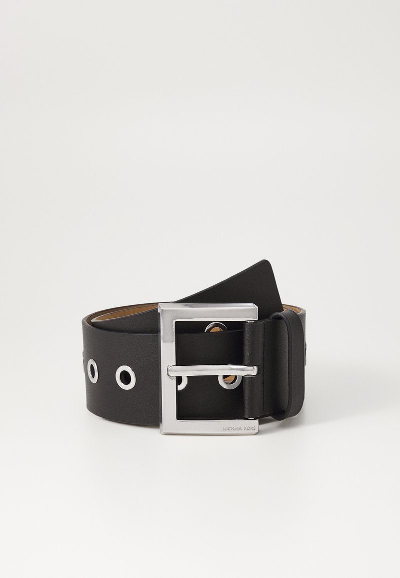 Czarny skórzany pasek z prostokątną srebrną klamrą, z wieloma srebrnymi oczkami wzdłuż paska. Gładka tekstura; minimalistyczny design.