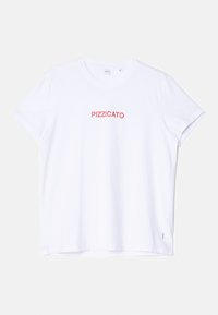 Hvid bomulds t-shirt med korte ærmer, der har ordet "PIZZICATO" trykt i rødt på brystet. Enkel design og almindelig pasform.