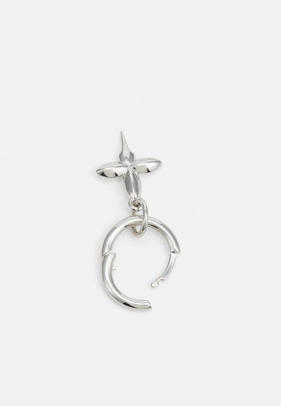 Boucles d'oreilles en argent présentant un design floral pointu sur un anneau circulaire lié, avec une finition polie et des points de connexion sans couture.