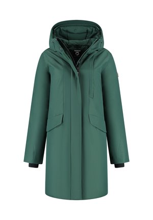 Groene lange winterjas met capuchon, ritssluiting aan de voorkant, klepzakken en zwarte binnenmanchetten.