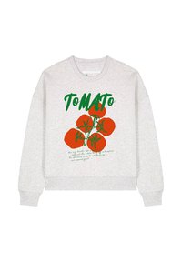 Grauer Pullover mit einem grafischen Druck von roten Tomaten mit grünen Stielen. Darunter steht in grüner Schrift "ToMaTO" und eine Botschaft in grünem Schriftzug.