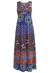 Robe maxi sans manches à col en V avec motifs floraux et géométriques colorés mélangés en bleu, marron, orange et blanc.