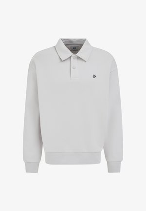 Világosszürke hosszú ujjú galléros pulóver két gombbal, bordázott mandzsettával és szegéllyel, valamint egy kis fekete hímzett madár logóval a mellkason.