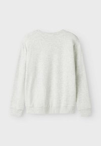 Sudadera gris clara con una textura suave, cuello redondo y puños y dobladillo elásticos. Presenta un diseño simple y sin adornos.