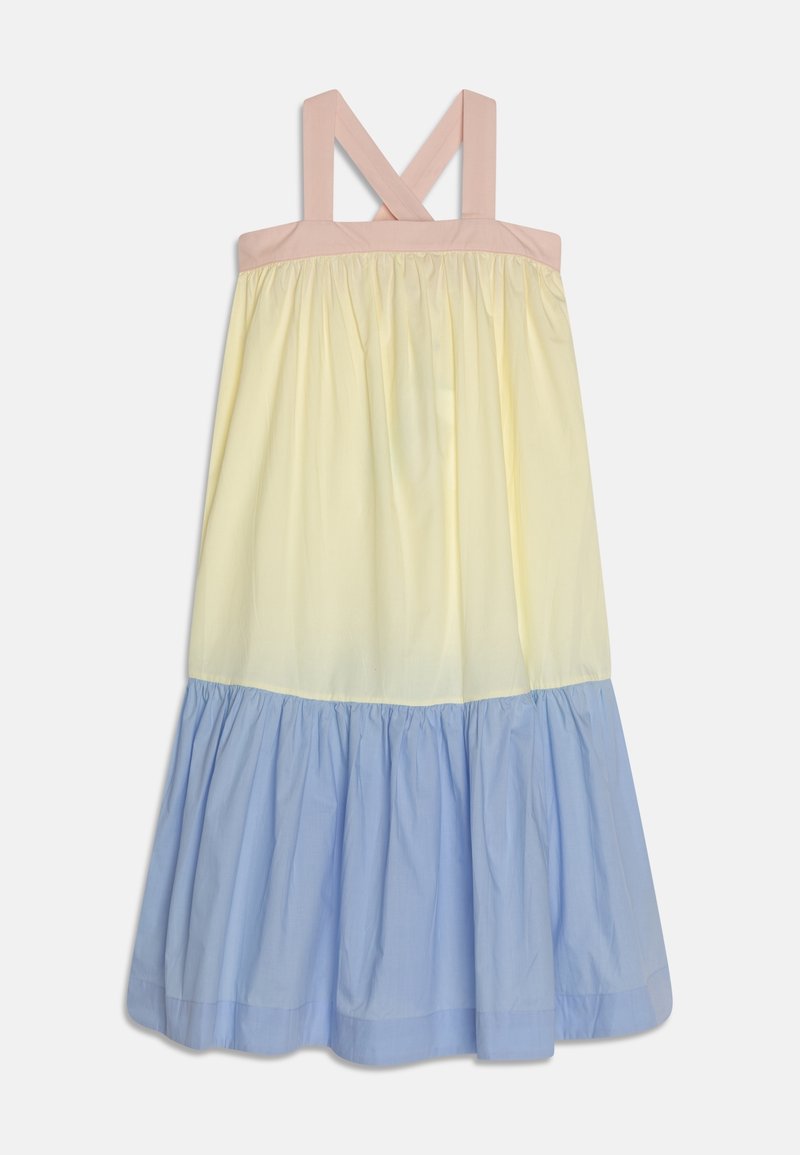 Robe sans manches avec de larges bretelles roses, corsage jaune pâle et partie jupe bleu clair froncée.