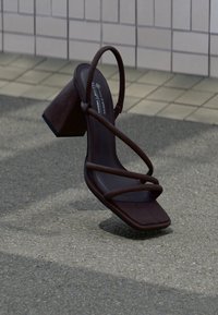 Δεν επιλέχθηκε, dark brown