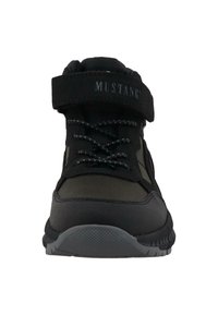 Černé sportovní boty s vysokým střihem, vybavené suchým zipem, texturovaným materiálem a kontrastními tkaničkami. Gumová podešev pro lepší přilnavost.