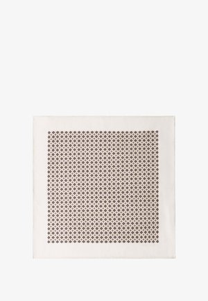 Mantel cuadrado de tela color crema con un patrón de diamantes morados. Los bordes están cuidadosamente rematados, mostrando una apariencia texturizada y tejida.