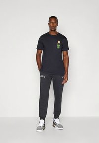 Nike Performance TEE ICON - Tričko s potlačou - black