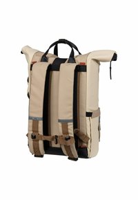 Beige roll-top rugzak met zwarte en bruine banden, een gestructureerde afwerking, voorkeepockets en verstelbare zijgespen.