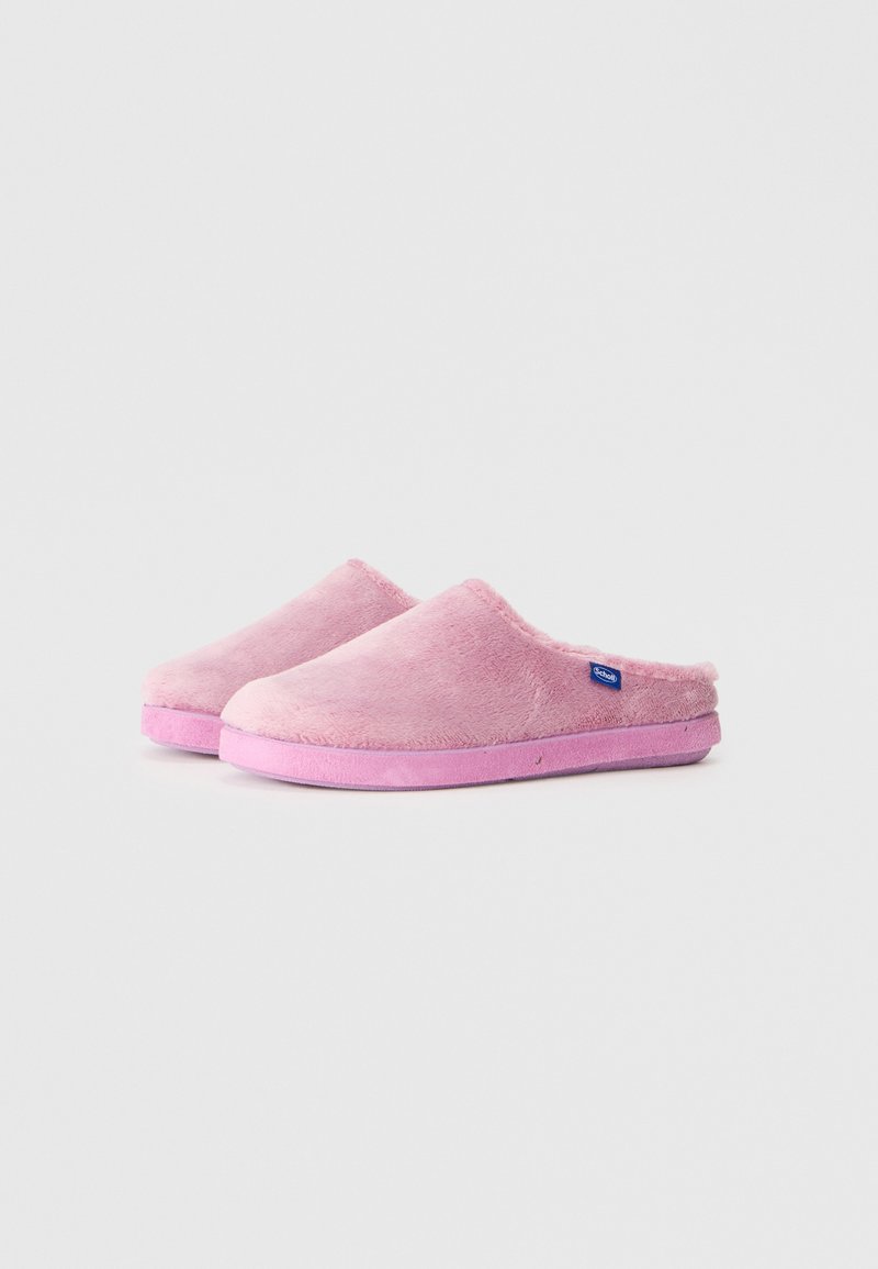 Zapatillas de casa rosas y peludas con una textura suave, abiertas por detrás y con suela rosa sólida. Presentan una pequeña etiqueta de marca azul en el lateral.