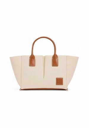 Borsa da spiaggia in tela beige con manici e base in pelle marrone chiaro. Presenta una superficie testurizzata con forma rettangolare e una targhetta con logo sul lato.