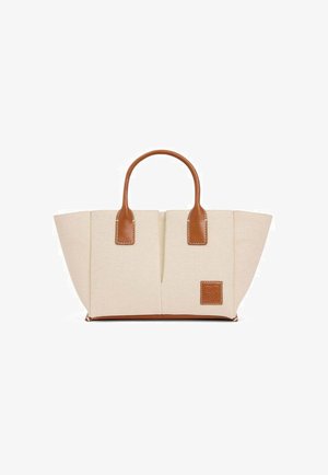 Beige Canvas-Tragetasche mit hellbraunen Ledergriffen und Boden. Verfügt über eine strukturierte Oberfläche mit rechteckiger Form und einem Logopatch an der Seite.