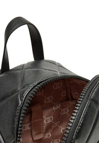 Borsa a tracolla nera trapuntata con esterno testurizzato, chiusura con zip e interno marrone con motivo logo. Due manici superiori per il trasporto.
