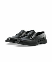 Mocasines de cuero negro con un acabado suave, punta redondeada, tira decorativa y tacón cuadrado. Presentan costuras detalladas y acentos texturizados.