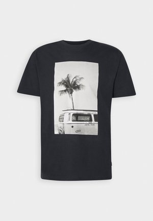 Czarny bawełniany t-shirt z prostokątnym białym nadrukiem przedstawiającym palmę i retro van, z napisem "SHORE THING".