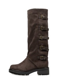 Bota de ante marrón hasta la rodilla que presenta cuatro correas marrones ajustables con hebillas y una suela texturizada negra. Tacón ancho para mayor estabilidad.