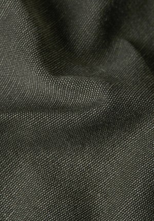 Nahaufnahme eines dunkelgrauen, gewebten Stoffes mit sichtbarer Textur und leichten Falten, die weiche Schatten und Tiefe erzeugen.