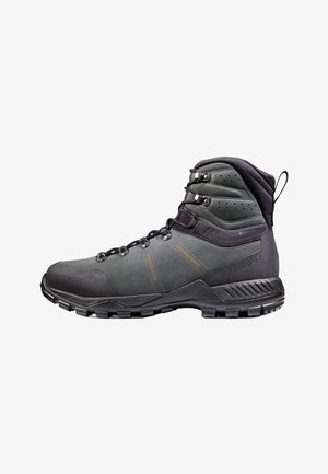 Scarponcino da trekking alto grigio scuro con suola robusta, occhielli in metallo, collarino imbottito alla caviglia e marchio Gore-Tex sul lato.