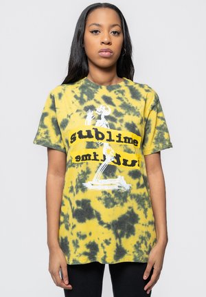 SUBLIME PRAYING SKELETON DIP DYE - Print T-shirt - yellow