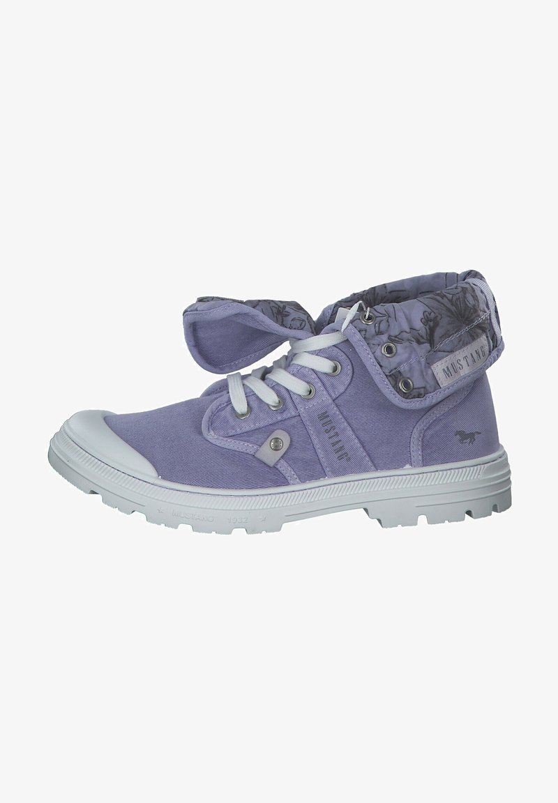 Violetti kanvaaliset nilkkasaappaat valkoisilla kumipohjilla, nauhakiinnitys edessä ja taitettava kuvioitu varrenreuna. Sisältää metallisia yksityiskohtia ja brändäystä.