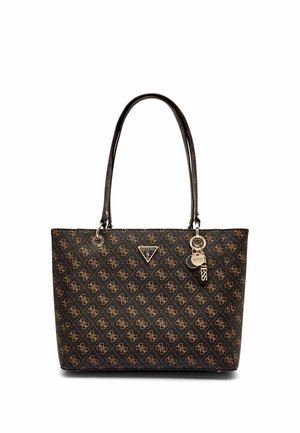 Borsa tote Guess marrone scuro con motivo logo su tutta la superficie, doppi manici a spalla e ciondolo in metallo appeso vicino al manico in alto a destra.